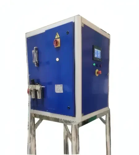 Sistema compacto de depuración de agua industrial con gabinete azul y panel de control táctil.