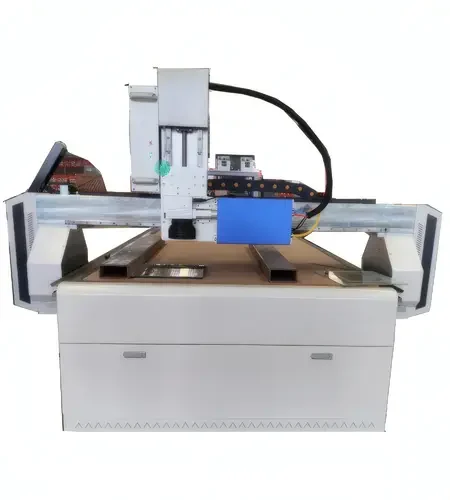Máquina de corte y grabado láser por CNC con cabezal móvil y mesa de trabajo.